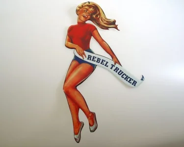 Köp Pin-Up - Rebel Trucker Pin-Up - Rebel Trucker