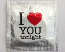 Kondom med texten I Love You Tonight på förpackningen,