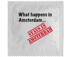 Kondom med texten What happens in Amsterdam... på förpackningen,