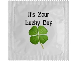 Köp kondom med texten It′s Your Lucky Day på förpackningen,