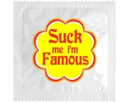 Köp kondom med texten Suck me i′m Famous på förpackningen,