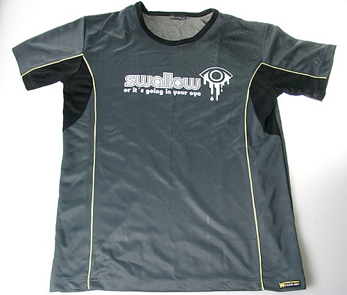 Köp Sport t-shirt - Swollow or its going in your eye Billigt Online